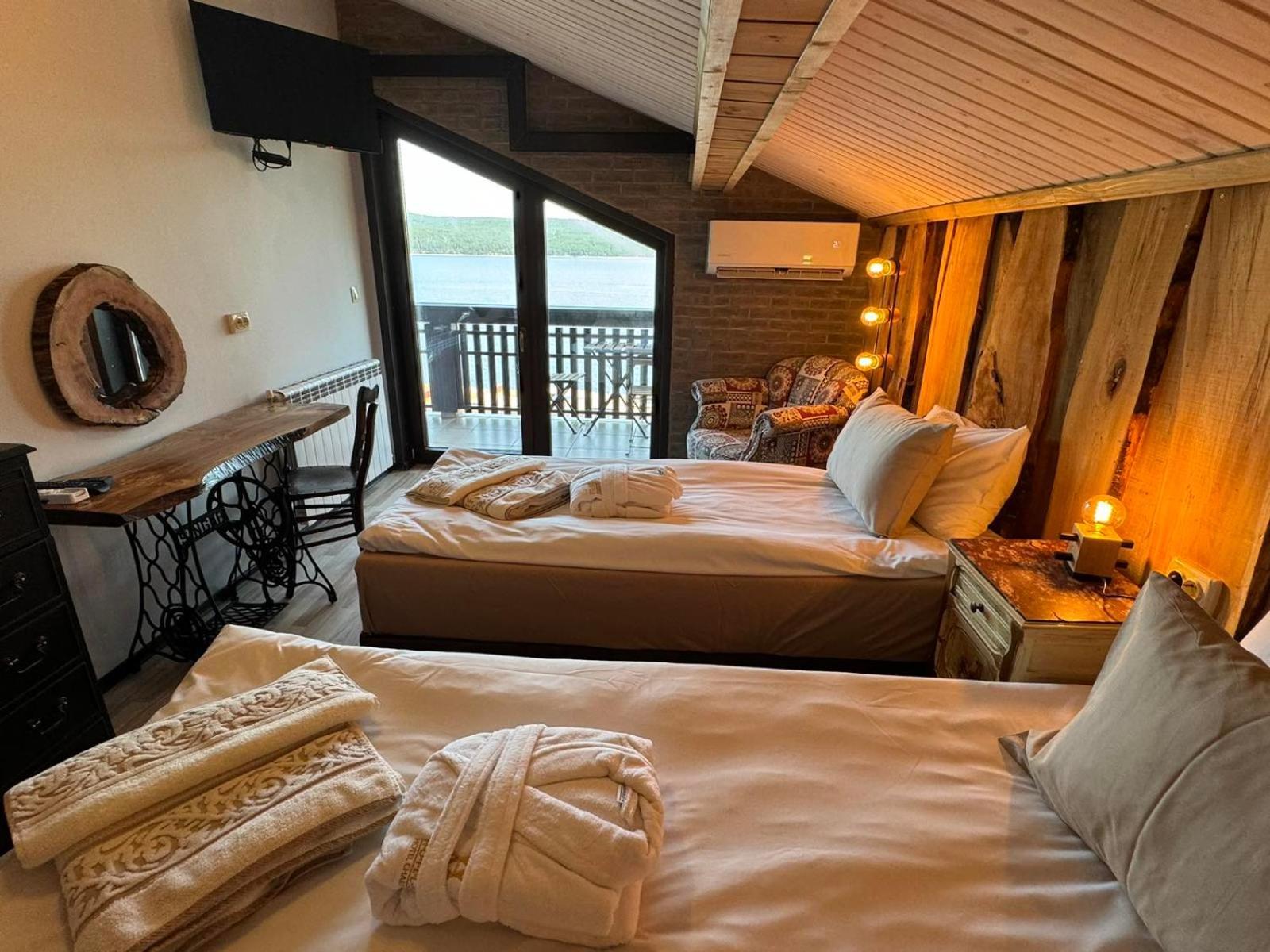 Villa Iskar Lake Residence By Bookvillabg Shtarkelovo Gnezdo Esterno foto