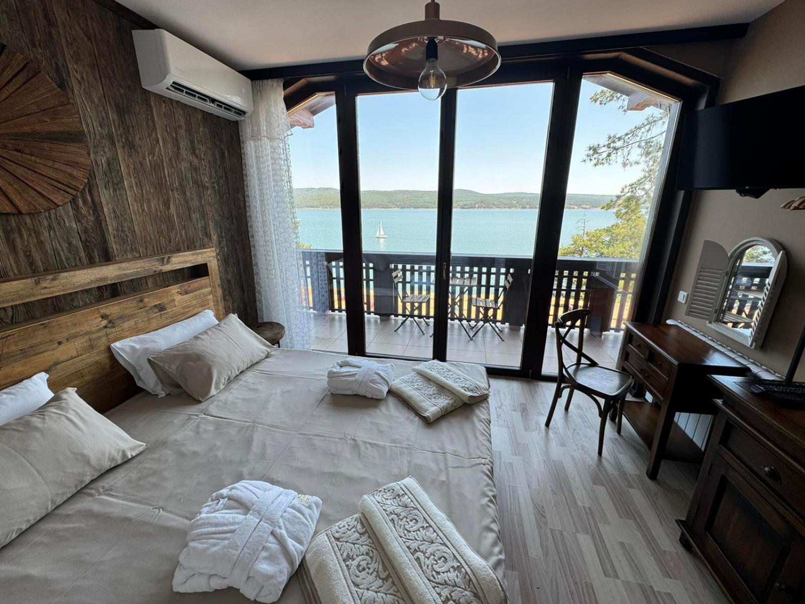 Villa Iskar Lake Residence By Bookvillabg Shtarkelovo Gnezdo Esterno foto