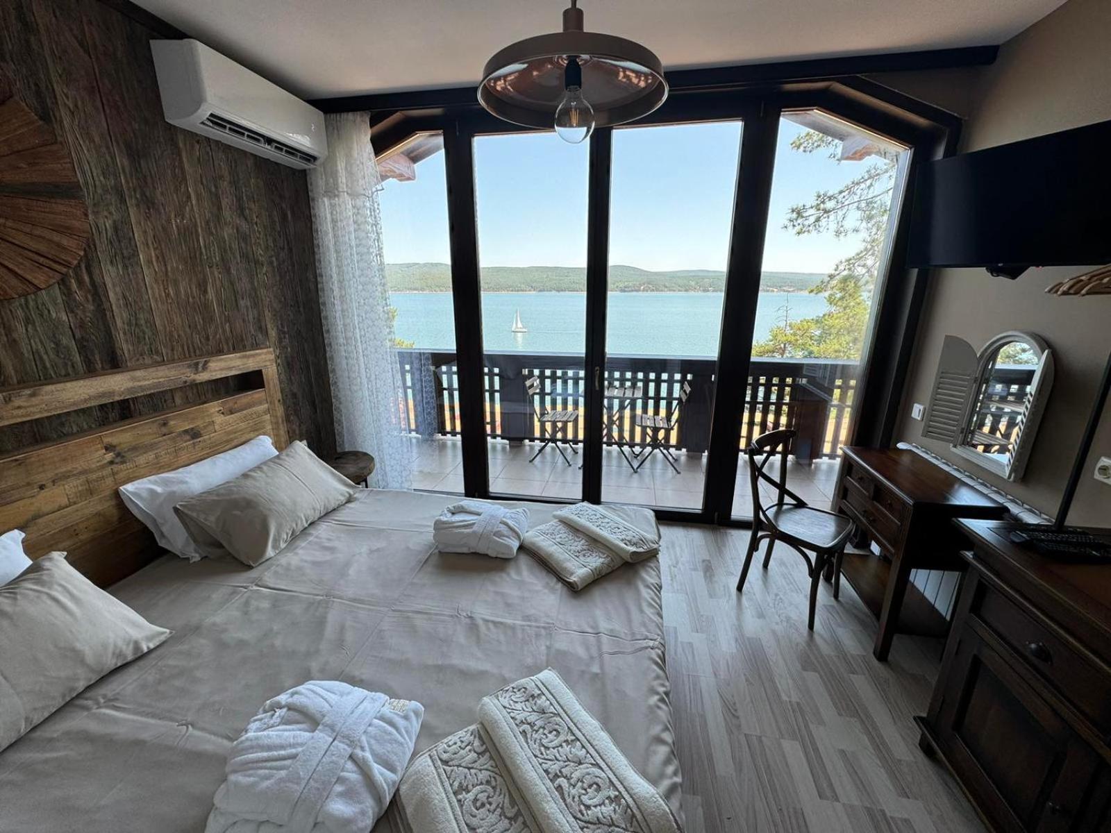 Villa Iskar Lake Residence By Bookvillabg Shtarkelovo Gnezdo Esterno foto